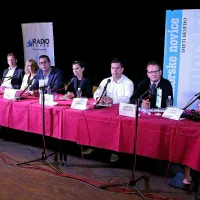 Tomaž Slavec (z leve), Olga Franca, Boris Popovič, Mojca Hilj Trivič, Aleš Bržan, Polka Bošković, Kolja Štemberger, Dorjano Dujmovič in Marko Brecelj nabirajo glasove pred nedeljskimi volitvami
