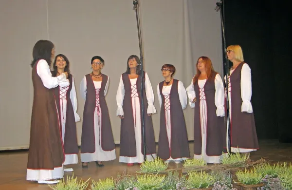 Ženska pevska skupina Volosko na odru doma na Vidmu   