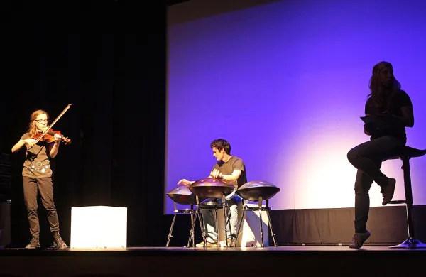 Za eksperimentalni glasbeni uvod sta z zanimivo simbiozo viole in kovinskega tolkala hang drum poskrbela domača ustvarjalca Barbara Grahor in Dejan Štemberger 