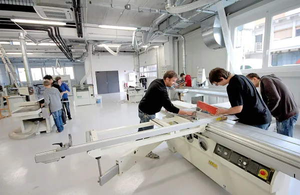 Dijaki so se vselili v lesarsko delavnico, kjer, podobno kot v laboratorijih za elektrotehniko, še nameščajo in povezujejo opremo in stroje. 