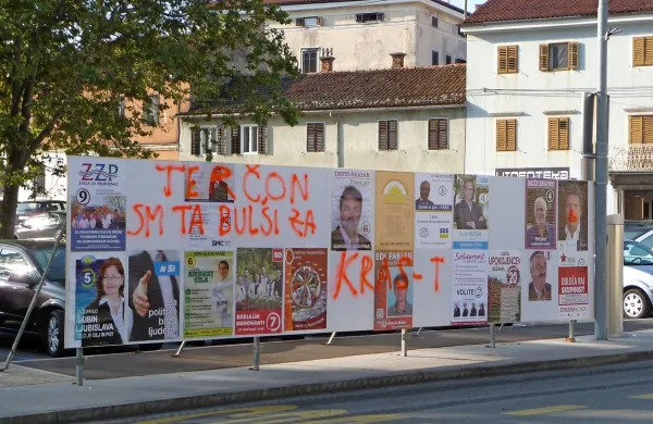 Takšno je bilo včeraj zjutraj eno od plakatnih mest v Sežani