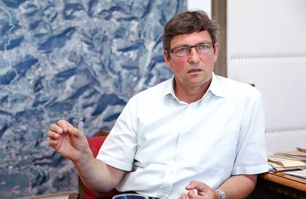 Igor Kolenc pravi, da je na izolskem naslovu neprekinjeno prijavljen že 42 let. Komunalni privez za svoj gliser pa da je dobil v skladu s pravili, ki veljajo za vse Izolane. 