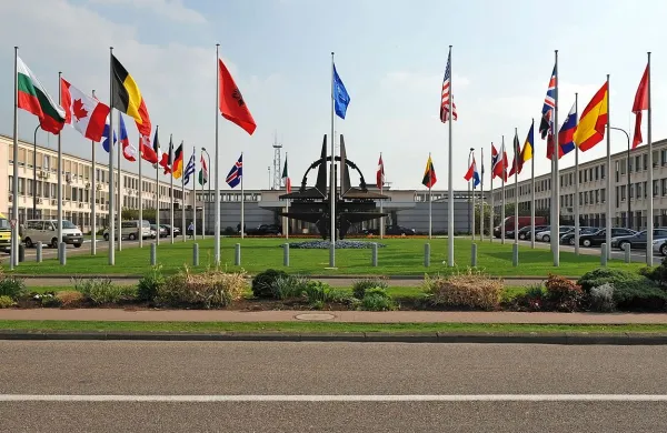 Afganistan je  z ZDA in zvezo Nato sklenil  varnostna sporazuma, ki bosta omogočila novo Natovo misijo urjenja in usposabljanja afganistanskih varnostnih sil in ostanek tujih vojakov v državi tudi po koncu misije Isaf