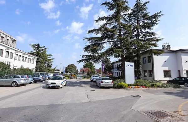 Do konca zime naj bi se večina  policistov in kriminalistov iz viseče stavbe preselila čez cesto, v  prostore CPK