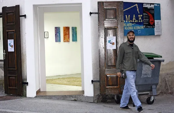   Matjaž Peternelj s klubom CMAK, ki na križišču zaseda že vso stavbo