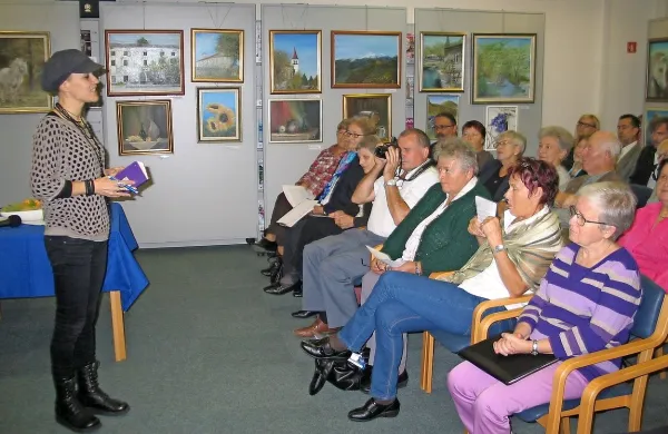 Patricija Dodič (v ospredju) je nagovorila udeležence srečanja seniorskih piscev Primorske