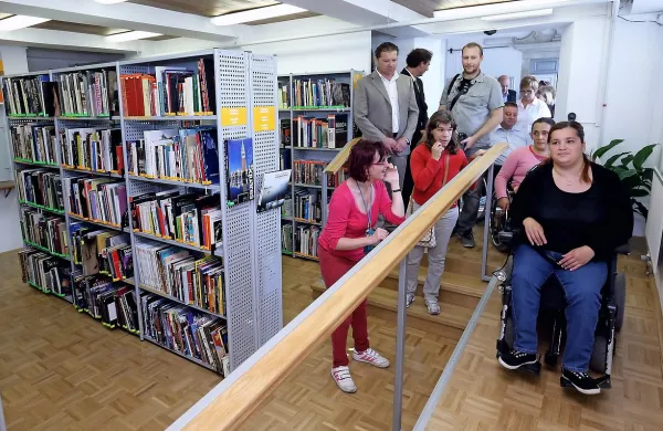 Po klančini se lahko tudi gibalno ovirani poslej podajo v lov za zanimivimi knjižnimi poslasticami 