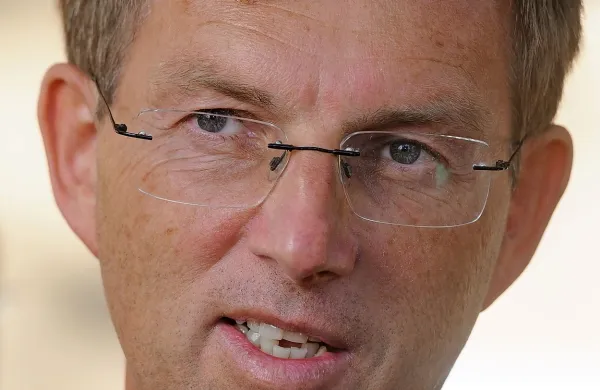 Premier Miro Cerar je na Reutersovem investicijskem vrhu za vzhodno Evropo v Ljubljani zatrdil, da bo vlada v prihodnjih dneh nadaljevala s prodajo Telekoma Slovenije
