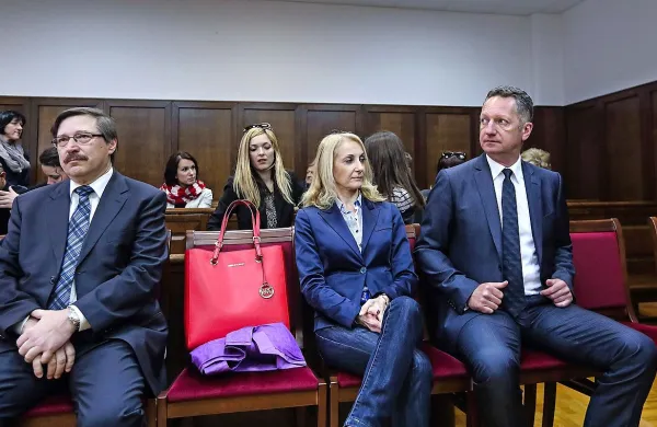 Dobrih  pet mesecev po razglasitvi sodbe Borisu Popoviču, Sabini  Mozetič in Rajku Sredniku se spis seli na višje sodišče. Odločitev o tem, ali bo sodba postala pravnomočna,  je pomembna tudi zato, ker prinaša  odgovor o tem, ali Koprčane čakajo