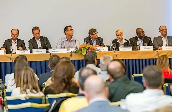 V hotel, kjer je včeraj potekalo  soočenje županskih kandidatov,  je prišlo    nekaj oseb, ki so z Borisom Popovičem skušale fizično obračunati
