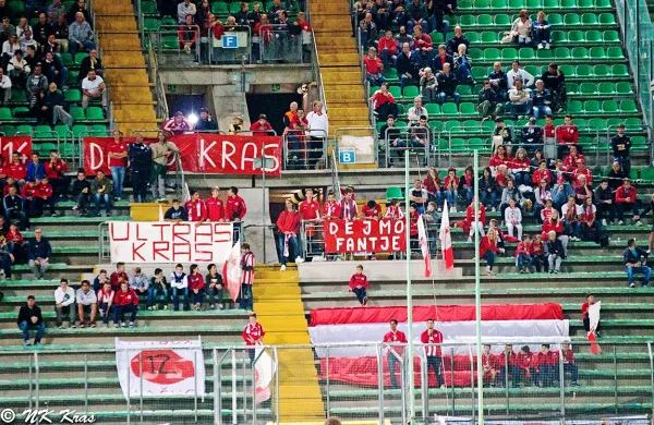 Na osrednjem mestnem stadionu se je  zbralo nenavadno veliko gledalcev (levo so navijači Krasa)