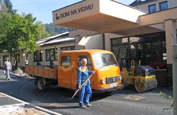 Delavci podjetja Euro MB hitijo z urejanjem zunanjosti Doma na Vidmu pred jutrišnjo slovesnostjo 