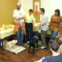 Gregor Geč s psičko Divo in Silva Ferletič s psičko Kubo (na levi) iz društva Tačke pomagačke ter Mateja Bevc (v sredini), delovna terapevtka v Varstveno delovnem centru (VDC) Koper, enota Markovec, so skupaj z uporabniki VDC predstavili terapijo s psom