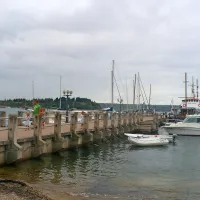 Območje ob pomolu, ki je bilo prej tlakovano s kamni, zdaj prekriva asfalt. Ostaja le nekaj kamnov, ki označujejo območje, do koder je nekdaj segal mandrač