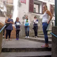 Tik nad stopnicami pod italijansko gimnazijo, ki vzbujajo nelagodje