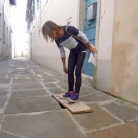 V Kreljevi ulici je nekdo luknjo v tleh samo prekril z desko
