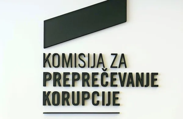 Protikorupcijska komisija ugotavlja, da bi morali nujno povečati transparentnost menjav nadzornikov in uprav družb pod prevladujočim vplivom države