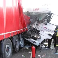 Torkova nesreča na avtocesti je za nekaj ur ohromila promet, vozniki so čakali v 20 kilometrov dolgi koloni