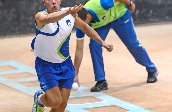 Po dramatičnem nastopu v hitrostnem zbijanju na balinarskem prvenstvu stare celine se je Aleš Borčnik uvrstil v finale