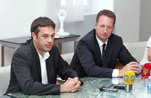 Boris Popovič (desno) obvladuje volilno telo v koprski mestni občini, zato bo presenečenje, če ne bo izvoljen v prvem krogu. Matej Arčon (levo) pa  se bo moral  v drugem krogu volitev za novogoriškega župana najbrž pomeriti z Luko Manojlovićem.