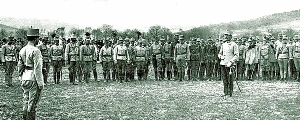 General Svetozar Borojević med  inšpekcijo svojih čet
