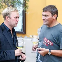 Matjaž Javšnik (levo) je ob otvoritvi festivala nazdravil tudi s piranskim župnikom Zorkom Bajcem  