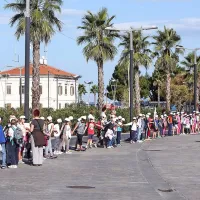 Obroč otrok okoli mesta
