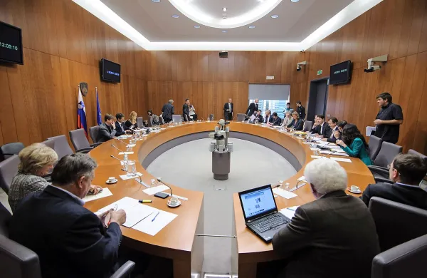 Predsednik mandatno-volilne komisije Mitja Horvat  je po slabi minuti prekinil sejo, na kateri bi morali razpravljati o predlogih SDS, ki se nanašajo na kršitve v postopku imenovanja komisarskih kandidatov
