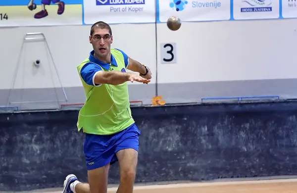 Debitant Marko Švara je v četrtfinalu natančnega zbijanja zadel le za 14 točk in izpadel