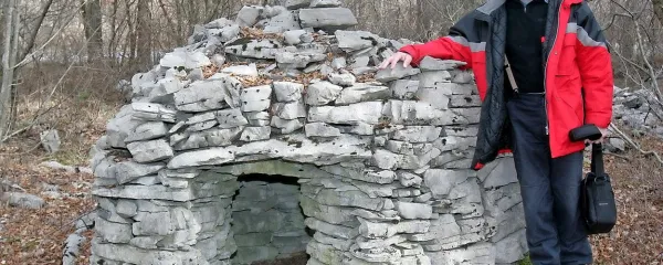 Boris Čok ob kamniti pastirski hišici 