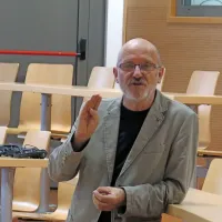 Mitja Guštin: “Prva težava je, kako najti mojstra, ki bi znal streho obnoviti. Druga pa je, da je izredno težko dobiti gradbeni material, saj praviloma niso delali zalog skril.” 
