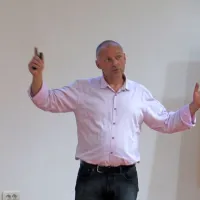 Andrew Loudon: “Stari zidovi v Veliki Britaniji so vedno sezidani tako, da so spodaj večji kamni, na zgornjih ravneh  pa vedno manjši.”