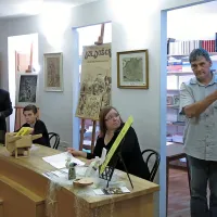 Petkovo dražbo zbirateljskih predmetov, starih knjig in tiskov sta pripravila Antikvariat Glavan iz Ljubljane  in koprski Libris, ki ga vodita  zakonca Ingrid in Uroš Celestina (desno)