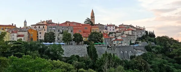 ... Labin pa na hribu nad njim. 