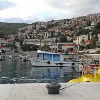 Rabac je ob morju v vzhodni Istri ...