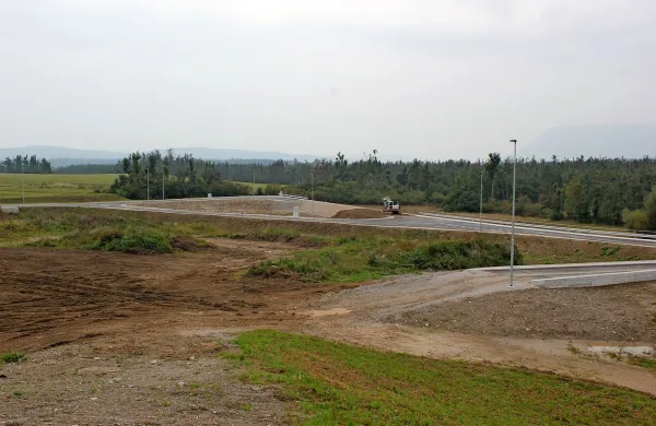 Občina Postojna je za razširitev poslovne cone (na fotografiji) in ureditev inkubatorja, ki so ju tik pred volitvami tudi uradno predali namenu, namenila okrog 1,3 milijona evrov, od tega je prejela več kot  800.000 evropskega denarja