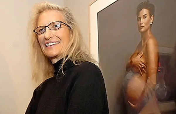 Annie Leibovitz pred razstavljeno fotografijo Demi Moore