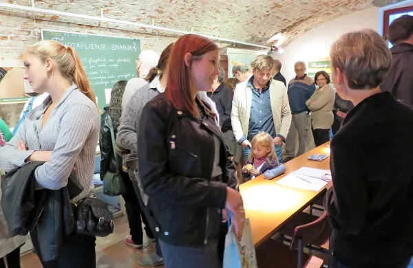 Dijakinja četrtega letnika idrijske gimnazije Anja Brelih (na fotografiji spredaj) je za  raziskavo Plonkanje - tihotapljenje znanja (mentorica Nataša Graovac) dobila nagrado na državnem tekmovanju mladih raziskovalcev