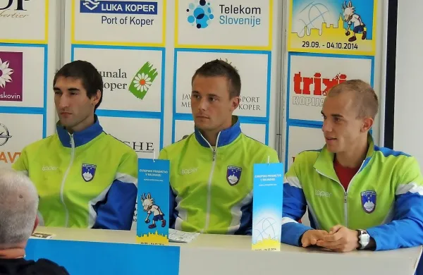 Slovenska balinarja Jure Kozjek (v sredini) in Dejan Tonejc sta na evropskem prvenstvu v Kopru izgubila finale dvojic proti Francozoma Alexandru Chiratu in Fredericu Poyetu po dodatnem obratu z 8:9 in osvojila srebrno medaljo
