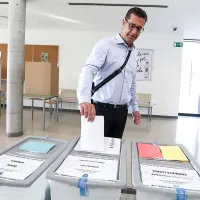 Aleš Bržan naj bi po rezultatih vzporednih volitev v Mestni občini Koper  dobil 24 odstotkov glasov