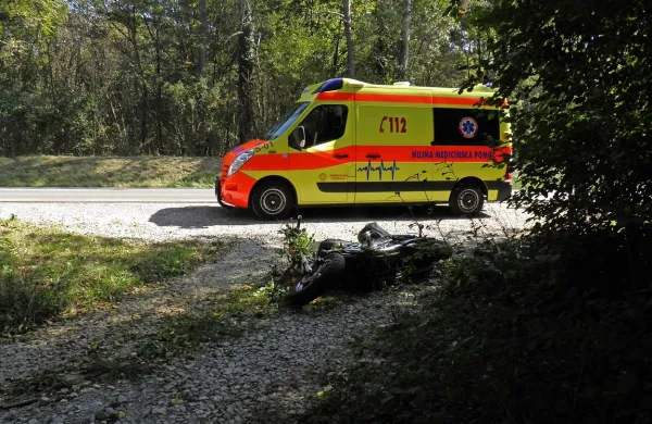 Malo po 12. uri  je med Križem in Šmarjami v občini Sežana  prišlo do prometne nesreče, v kateri sta bila  udeležena motorist in voznik osebnega vozila. Voznik motornega kolesa je zaradi hudih telesnih poškodb umrl  na kraju dogodka.