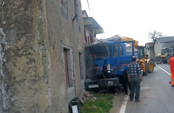Tovornjak se je zaletel v hi&scaron;o
