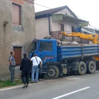 Tovornjak se je zaletel v hi&scaron;o