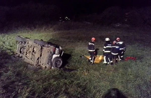 Danes ob 5. uri  se je na cesti med Knežakom in Šembijami  prevrnilo terensko vozilo, pod katerim je obležala ena oseba