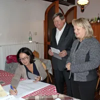  Jernej Verbič je skupaj z življenjsko sopotnico na volišče prišel z nasmehom in v upanju na zmago že v prvem krogu, ki pa se ni izšla