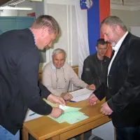 Emil Rojc je včeraj dopoldne glasoval na volišču v gasiskem domu v Trnovem
