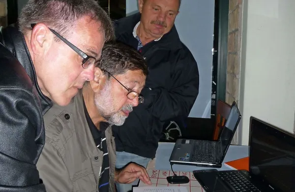 V štabu izolskega Desusa (v ozadju Branko Simonovič) so pozorno spremljali gibanje volilnih rezultatov