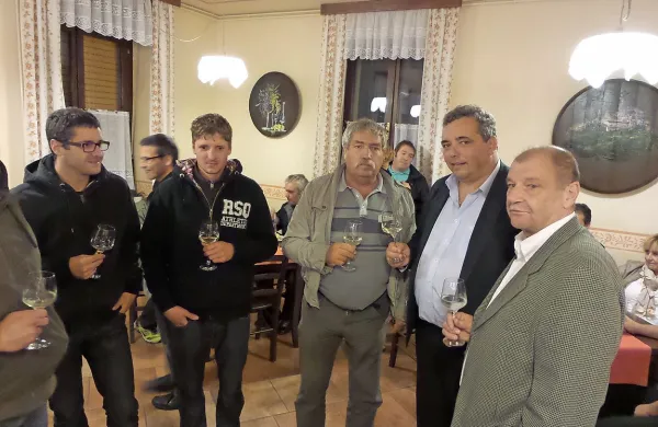 Mavricij Humar (drugi z desne) je uvrstitvi v drugi krog nazdravil s prijatelji   