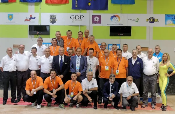 Skupina domačih organizatorjev in prostovoljcev z uradnimi možmi iz evropske balinarske zveze