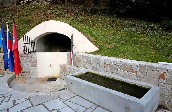 Vodnjake in izvire so obnovili tudi tako, da so pod nadzorom spomeniškega varstva dotrajane elemente zamenjali z novimi 